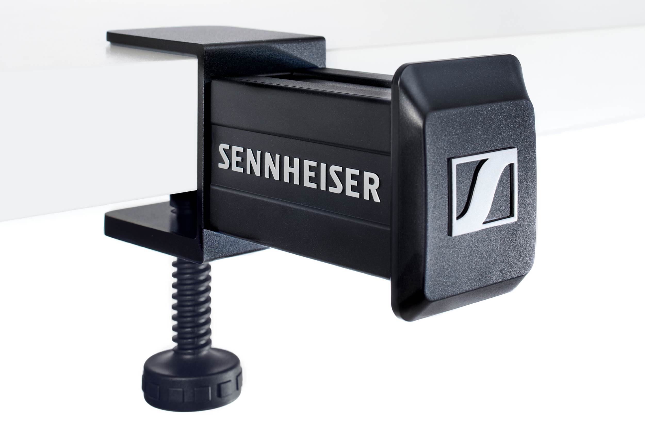 SENNHEISER-HANGER-2